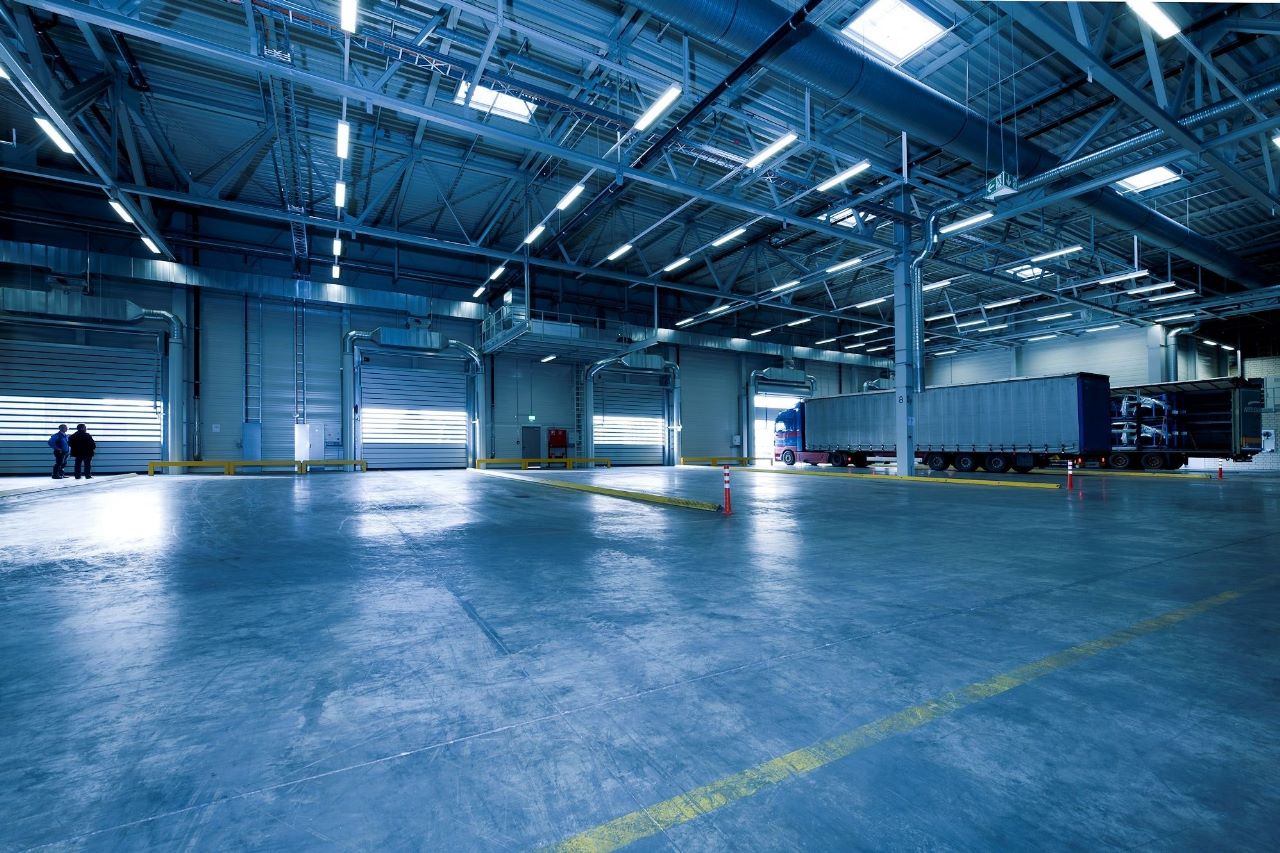 WHAT IS WAREHOUSE AND ITS CHARACTERISTICS?